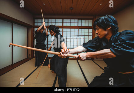 Samurai Ausbildung in einem traditionellen dojo, in Tokio Stockfoto