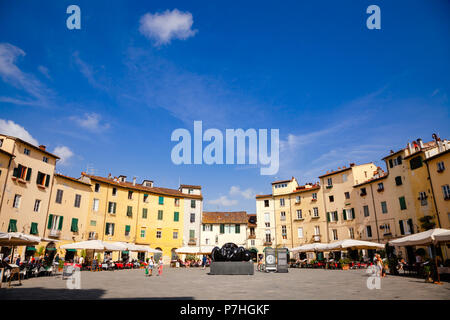 LUCCA, Italien - 31. MAI 2018: Touristen an der Piazza Anfiteatro, eine beliebte Touristenattraktion und einer der schönsten Plätze in Lucca folgenden Stockfoto