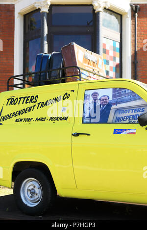 Eine Replik Reliant Robin aus den Tagen der Del Jungen der Hufe nur in der TV-Serie "Narren und Pferde", in Peckham, London, UK Stockfoto