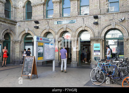 Die Außenseite des Peckham Rye Bahnhof, im Süden Londons, auf der London Overground, auch als 'Ingwer', in Großbritannien bekannt Stockfoto