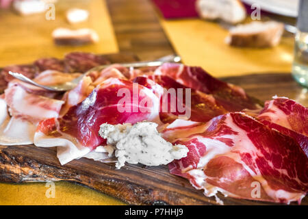 Schneidebrett Aufschnitt von Parma - Tagliere di affettati di Parma - Italien Stockfoto