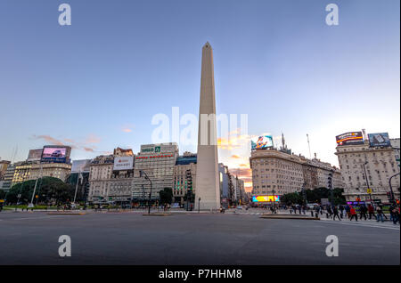 Buenos Aires Obelisk an der Plaza de La Republica bei Sonnenuntergang - Buenos Aires, Argentinien Stockfoto