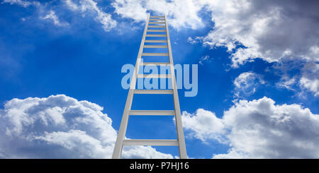 Treppe in den Himmel. Metallleiter auf blauen Himmel mit Wolken Hintergrund. 3D-Darstellung Stockfoto