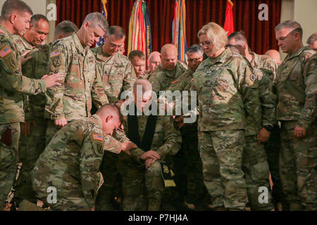 Kaplan (COL) Yvonne C. Hudson, verzichtet auf ihre Rolle als Senior Kaplan Kaplan (COL) John S. Peck eine Änderung der Stola Zeremonie am 29. Juni. Kaplan ist das Hudson Richtung Fort Sam Houston, Texas der Senior der Installation Management Command Kaplan. Stockfoto