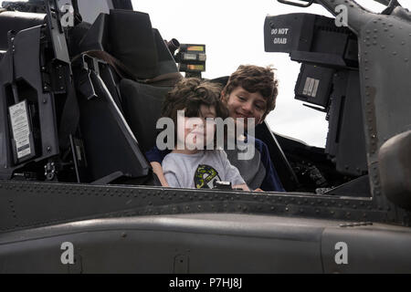 Liam Newbury, 5 und Payton Newbury, 8, Söhne der US Air Force Master Sgt. Ryan Newbury, 732 . Air Mobility Squadron Maintenance Operations Center Betriebsleiter, Lächeln während der Arctic Thunder Open House besondere Bedürfnisse und Verteidigungsministerium Family Tag bei Joint Base Elmendorf-Richardson, Alaska, 29. Juni 2018. Während der Biennale open house, JBER öffnet seine Pforten für die Öffentlichkeit und Hosts, mehrere Akteure einschließlich der US Air Force Thunderbirds, JBER Joint Forces Demonstration und die US Air Force F-22 Raptor Demonstration Team. (U.S. Air Force Foto von Airman 1st Class Jonathan Valdes Stockfoto