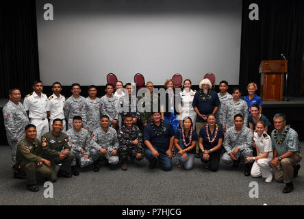 180629-N-KR 702-0046 Pearl Harbor (29. Juni 2018) Mitglieder des Malama Honua weltweit Reise für ein Foto mit den Teilnehmern an den Rand des Pazifik (Rimpac) Übung Human Capital Gipfel Sharkey Theater am Joint Base Pearl Harbor-Hickam statt darstellen. Der Gipfel ist gehalten, um zu helfen, die Diskussion über die teilnehmenden Nationen auf Themen einschließlich der regionalen Stabilität und der multilateralen Zusammenarbeit in Bezug auf die Personalfragen stimulieren. 25 Nationen, mehr als 45 Schiffe und u-Boote, etwa 200 Flugzeugen und 25.000 Angestellte beteiligen sich an Rimpac vom 27. Juni bis 2. August in und um die Haw Stockfoto