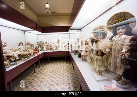 Sala de muñecas Antiguas, coleccion León López, Edificio de estilo Modernista de Can Prunera, Siglo XX, Soller, Sierra de Tramuntana, Mallorca, Balearen, Spanien, Europa. Stockfoto