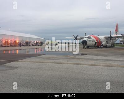 Eine Air Station Clearwater HC-130 Hercules Flugzeug medevacs vier amerikanische Bürger von Exuma, Bahamas, zu Clearwater, Florida, 30. Juni 2018. Die königliche Bahamas Polizei bat um Unterstützung medevacing Die vier Bootsfahrer nach einer Explosion auf dem Boot in George. (U.S. Coast Guard Foto von Petty Officer 2. Klasse Ashley J. Johnson) Stockfoto