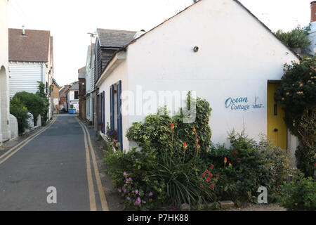 Urige Hütten auf Sea Wall, Whitstable, Kent, England. Stockfoto