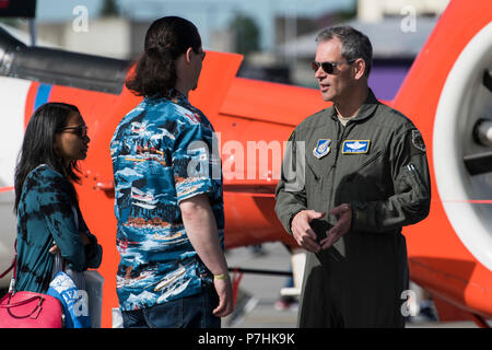 Us Air Force Generalleutnant Kenneth Wilsbach, 11 Air Force Commander, unterstützt Arctic Thunder Open House Besucher auf einer gemeinsamen Basis Elmendorf-Richardson, Alaska, 1. Juli 2018. Während der Biennale open house, JBER öffnet seine Pforten für die Öffentlichkeit und Hosts, mehrere Akteure einschließlich der US Air Force Thunderbirds, JBER Joint Forces Demonstration und die US Air Force F-22 Raptor Demonstration Team. (U.S. Air Force Foto von Airman 1st Class Caitlin Russell) Stockfoto