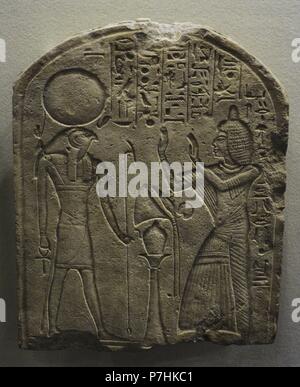 Ägypten. Grabkunst Stele. Neuen Reich. 14. Jahrhundert v. Chr.. 18. Dynastie. Kalkstein. Ritual Szene des Verstorbenen vor dem Gott Horus. Die Eremitage. Sankt Petersburg. Russland. Stockfoto