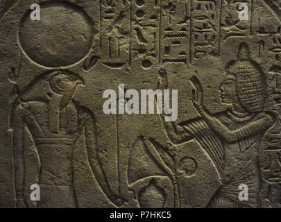 Ägypten. Grabkunst Stele. Neuen Reich. 14. Jahrhundert v. Chr.. 18. Dynastie. Kalkstein. Ritual Szene des Verstorbenen vor dem Gott Horus. Die Eremitage. Sankt Petersburg. Russland. Stockfoto