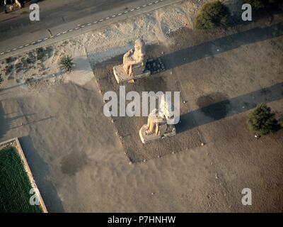 Los colosos de Memnón. Dos espectaculares estatuas de Piedra que representan Al mítico faraón Amenofis III o Amenhoteph III, ubicadas en la Ribera occidental del río Nilo, Frente Luxor y al sur de las famosas necrópolis Tebanas. Stockfoto