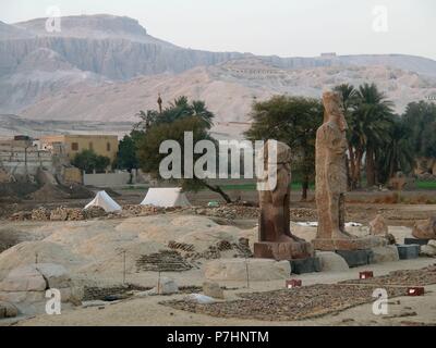 Los colosos de Memnón. Dos espectaculares estatuas de Piedra que representan Al mítico faraón Amenofis III o Amenhoteph III, ubicadas en la Ribera occidental del río Nilo, Frente Luxor y al sur de las famosas necrópolis Tebanas. Stockfoto