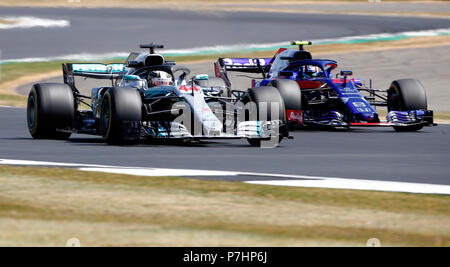 Mercedes Pilot Lewis Hamilton (links) Schlachten mit der Scuderia Toro Rosso Fahrer Pierre Gasly, während der Praxis vor dem Grand Prix von Großbritannien 2018 in Silverstone Circuit, Towcester. Stockfoto