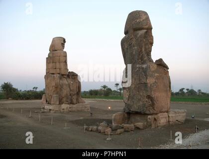 Los colosos de Memnón. Dos espectaculares estatuas de Piedra que representan Al mítico faraón Amenofis III o Amenhoteph III, ubicadas en la Ribera occidental del río Nilo, Frente Luxor y al sur de las famosas necrópolis Tebanas. Stockfoto