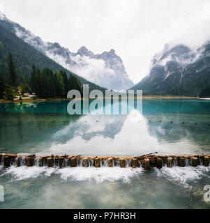 Ansicht der Toblacher See oder Toblacher finden Sie in Dolomiten, Italien Stockfoto