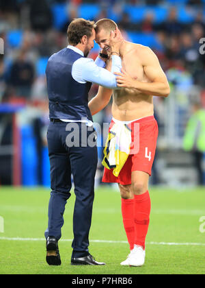 England Manager Gareth Southgate (links) feiert mit England's Eric Dier am Ende des Spiels Stockfoto