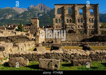 Panoramablick auf das Römische Theater in der Altstadt von Aosta, Italien Stockfoto