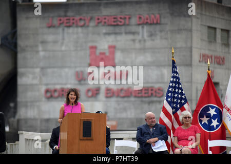 Smyrna Bürgermeister Maria Esther Reed spricht über die Auswirkungen des Projekts mit ihrer Gemeinschaft während des 50-jährigen Bestehens der J. Percy Priester Talsperre an der Staumauer in Nashville, Tennessee, 29. Juni 2018. (USACE Foto von Leon Roberts) Stockfoto