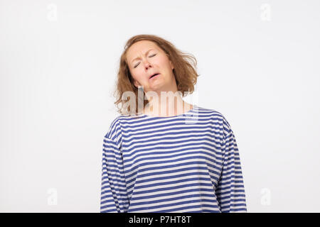 Studio Portrait von traurige Frau. Nicht wichtige Arbeit zu tun. Stockfoto