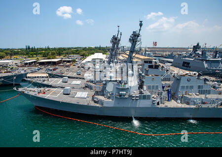 180702-N-CW 570-1488 JOINT BASE Pearl Harbor - HICKAM, Hawaii (2. Juli 2018) Internationale Schiffe in den Rand des Pazifik (Rimpac) 2018 Übung Moor bei Joint Base Pearl Harbor-Hickam vor Beginn der - auf See - Phase der Übung teilnehmen. 25 Nationen, 46 Schiffe, 5 U-Boote, über 200 Flugzeuge und 25.000 Angestellte beteiligen sich an Rimpac vom 27. Juni bis 2. August in und um die hawaiischen Inseln und Südkalifornien. Die weltweit größte internationale maritime Übung RIMPAC bietet eine einzigartige Ausbildung während der Förderung und Erhaltung der kooperative Beziehungen Stockfoto