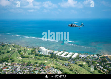 180702-N-CW 570-1842 HONOLULU, Hawaii (2. Juli 2018) Eine MH-60S Sea Hawk Hubschrauber, Hubschrauber Meer Combat Squadron (HSC) 8 zugewiesen, fliegt über Honolulu, Hawaii während der Pacific Rim (Rimpac) Übung, 2. Juli. 25 Nationen, 46 Schiffe, 5 U-Boote, über 200 Flugzeuge und 25.000 Angestellte beteiligen sich an Rimpac vom 27. Juni bis 2. August in und um die hawaiischen Inseln und Südkalifornien. Die weltweit größte internationale maritime Übung RIMPAC bietet eine einzigartige Ausbildung während der Förderung und Erhaltung der kooperative Beziehungen unter den Teilnehmerinnen und Teilnehmern kritisch Stockfoto