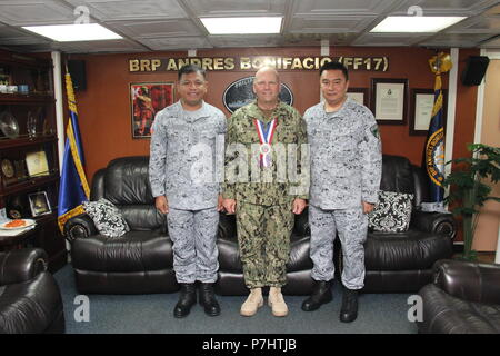 180627-O-N 0842-1001 Pearl Harbor (27. Juni 2018) philippinische Marine Naval Task Force RIMPAC Kommandant, Kapitän Ernesto O Baldovino PN (GSC) und Commander Jerry Y Garrido PN (GSC), Kommandierender Offizier, BRP Andres Bonifacio (FF 17) Willkommen Vice Admiral John D Alexander, Commander, United States 3 Flotte während seinem Besuch im Bravo Pier, Joint Base Pearl Harbor-Hickam, Hawaii, Juni 27. 25 Nationen, 46 Schiffe, 5 U-Boote, über 200 Flugzeuge, und 25.000 Mitarbeiter beteiligen sich an Rimpac vom 27. Juni bis 2. August in und um die hawaiischen Inseln und Südkalifornien. Die weltweit größte Stockfoto