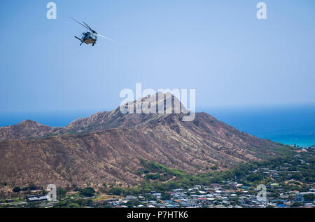 180702-N-NU 281-0595 HONOLULU, Hawaii (2. Juli 2018) Eine MH-60S Sea Hawk Hubschrauber, Hubschrauber Meer Combat Squadron (HSC) 8 zugewiesen, fliegt über das Diamond Head State Monument während der Pacific Rim (Rimpac) Übung, 2. Juli. 25 Nationen, mehr als 45 Schiffe und u-Boote, etwa 200 Flugzeugen und 25.000 Angestellte beteiligen sich an Rimpac vom 27. Juni bis 2. August in und um die hawaiischen Inseln und Südkalifornien. Die weltweit größte internationale maritime Übung RIMPAC bietet eine einzigartige Ausbildung während der Förderung und Erhaltung der kooperativen Beziehungen zwischen den Par Stockfoto