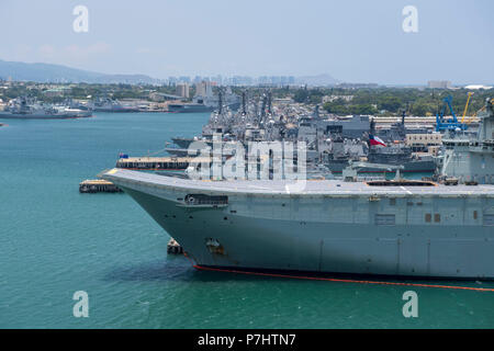 180702-N-NU 281-0051 JOINT BASE Pearl Harbor - HICKAM (2. Juli 2018) der Royal Australian Navy landing Helicopter dock Schiff HMAS Adelaide (L01) und internationale Schiffe Teilnahme an den Rand der Pazifischen () Übung RIMPAC Moor bei Joint Base Pearl Harbor-Hickam. 25 Nationen, mehr als 45 Schiffe und u-Boote, etwa 200 Flugzeugen und 25.000 Angestellte beteiligen sich an Rimpac vom 27. Juni bis 2. August in und um die hawaiischen Inseln und Südkalifornien. Die weltweit größte internationale maritime Übung RIMPAC bietet eine einzigartige Ausbildung während der Förderung und Erhaltung der Kooper Stockfoto