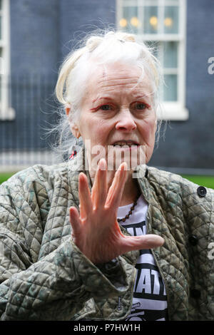 Dame Vivienne Westwood, Joseph Corré, Mutter und Sohn bietet Planet INEOS, eine Präsentation von Armageddon durch Kunststoff Umweltverschmutzung und Klimawandel' in Downing Street 10 verursacht. Mit: Dame Vivienne Westwood Wo: London, Großbritannien Wann: 05 Jun 2018 Credit: Dinendra Haria/WANN Stockfoto