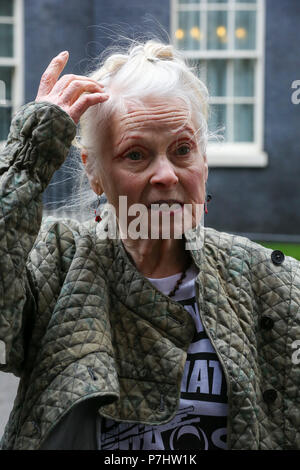 Dame Vivienne Westwood, Joseph Corré, Mutter und Sohn bietet Planet INEOS, eine Präsentation von Armageddon durch Kunststoff Umweltverschmutzung und Klimawandel' in Downing Street 10 verursacht. Mit: Dame Vivienne Westwood Wo: London, Großbritannien Wann: 05 Jun 2018 Credit: Dinendra Haria/WANN Stockfoto