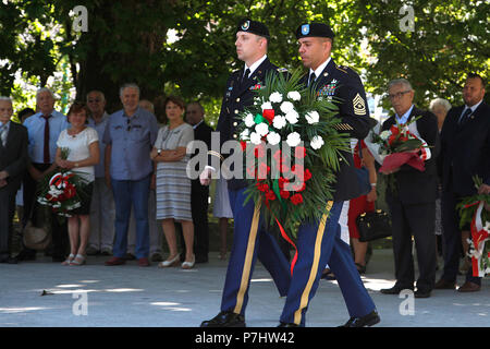 Major Eric Anderson, Links, eine zivile Angelegenheiten Offizier mit der 415Th zivilen Angelegenheiten Bataillon, und Sgt. Maj. Sael Garcia, rechts, 1 Infanterie Division Mission Befehl Element Sergeant Major, bereiten sie Blumen an der Präsident Woodrow Wilson Denkmal während einer Zeremonie im Wilson Park, Poznań, Polen, 4. Juli 2018 festzulegen, Wilson's Beiträge zur Unabhängigkeit Polens zu gedenken. Jan. 8, 1918, Wilson gab seine "Vierzehn Punkte" Rede, die auf einem friedlichen Weg aus der Zeit des Ersten Weltkriegs. Punkt 13 angegeben, "eines unabhängigen polnischen Staates errichtet werden sollte, welche Gebiete ich gehören sollte Stockfoto