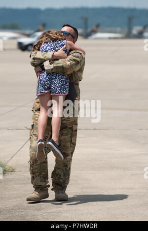 Mitglieder der 123 Airlift Wing die Kentucky der Air National Guard erhalten einen Tag der Unabhängigkeit von den Freunden und von der Familie willkommen, da sie zu ihrer Heimatbasis in Louisville, Ky., 4. Juli 2018, nach Abschluss eines viermonatigen Einsatz in der Golfregion zur Unterstützung der Operation inhärenten Lösen. Die Flieger, die an Bord Kentucky Air Guard C-130 Herkules Flugzeug angekommen, betrieben von einem unbekannten Air Base beim Fliegen der Truppen und Fracht in der gesamten US Central Command Verantwortungsbereich. (U.S. Air National Guard Foto von Oberstleutnant Dale Greer) Stockfoto