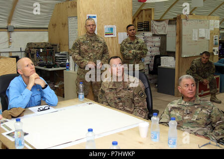 CAMP BUEHRING, Kuwait - Florida reg. Rick Scott (links) besucht eine Unterrichtung über die Rolle von Bravo Batterie, 3.BATAILLON, 116 Field Artillery Regiment, Florida National Guard als Teil der Task Force spartanisch. Durch die Operation Spartan Schild, Task Force Spartan unterhält eine US-Militär Haltung im Südwesten Asien ausreichende Verteidigung Beziehungen zu stärken und Kapazitäten aufzubauen. Mit Scott sind Kapitän Korey Sims (Mitte) von der Tampa, Fla., Batterie Commander; und Erste Sgt. Raul Rodriguez von Fort Meade, Fla (U.S. Armee Foto von Sgt. 1. Klasse Doug Rollen) Stockfoto