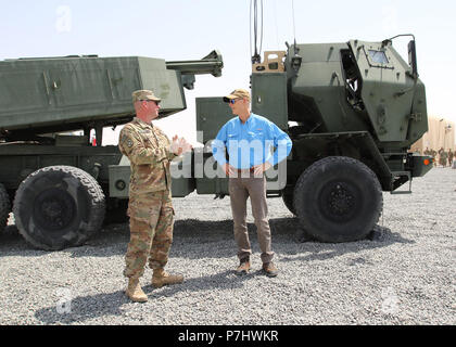 CAMP BUEHRING, Kuwait - Florida reg. Rick Scott (rechts) spricht mit Staff Sgt. Christopher Williams mit Bravo Batterie, 3.BATAILLON, 116 Field Artillery Regiment, Florida National Guard über die Möglichkeiten der High Mobility Artillery Rocket System (HIMARS) Waffen System hinter ihm. Williams, ein HIMARS launcher Chief, wird von Palatka, Fla. und als zivile arbeitet als marine Installateur. Er hat insgesamt 17 Jahre Armee, 11 Jahre davon mit der Florida National Guard. "Wir haben den Gouverneur im Januar, als wir uns das erste Mal im Einsatz. Ich denke, es ist ein Privileg, ihn zu treffen und sprechen Sie mit h Stockfoto