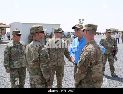 CAMP BUEHRING, Kuwait - Florida reg. Rick Scott flog über Black Hawk Hubschrauber von Camp zu Camp Arifjan, Kuwait, Kuwait Buehring am Juli 3, 2018 Soldaten mit Bravo Batterie, 3.BATAILLON, 116 Field Artillery Regiment, Florida Army National Guard zu besuchen. (U.S. Armee Foto von Sgt. 1. Klasse Doug Rollen) Stockfoto