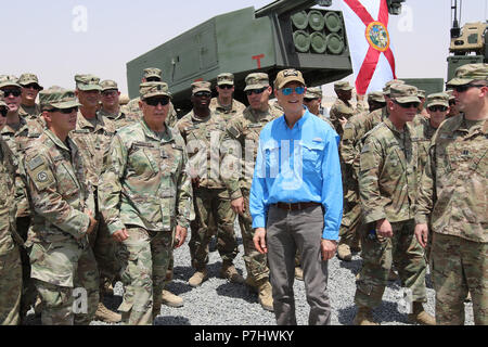 CAMP BUEHRING, Kuwait - Florida reg. Rick Scott Florida National Guard Soldaten trifft von 3 Bataillon, 116 Field Artillery Regiment während einer Reise nach Camp Buehring, Kuwait am 3. Juli 2018. (U.S. Armee Foto von Sgt. 1. Klasse Doug Rollen) Stockfoto