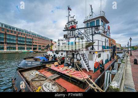 Ein Boot, das auf der Uferpromenade in Fells Point, Baltimore, Maryland Stockfoto