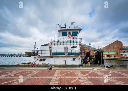 Ein Boot, das auf der Uferpromenade in Fells Point, Baltimore, Maryland Stockfoto