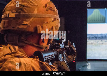 38Th Sustainment Brigade Soldat Sgt. Zachary Grün Brände bei Virtual Targets in der Motivationsfähigkeiten Trainer während der US-Army Central besten Krieger Wettbewerb im Camp Beuhring, Kuwait, am 29. Juni. Grüne ging auf die besten Krieger, den Wettbewerb zu gewinnen. Stockfoto