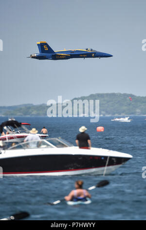 180701-N-UK 306-1178 Traverse City, Michigan (1. Juli, 2018) Leutnant Tyler Davies, Leitung solo Pilot für die US-Navy Flight Demonstration Squadron, die Blue Angels, führt die Sneak Pass während der Nationalen Cherry Festival in Traverse City, Michigan Der Blaue Engel sind geplant mehr als 60 Demonstrationen an mehr als 30 Standorten in den USA und Kanada im Jahr 2018 durchzuführen. (U.S. Marine Foto von Mass Communication Specialist 2. Klasse Timothy Schumaker/Freigegeben) Stockfoto