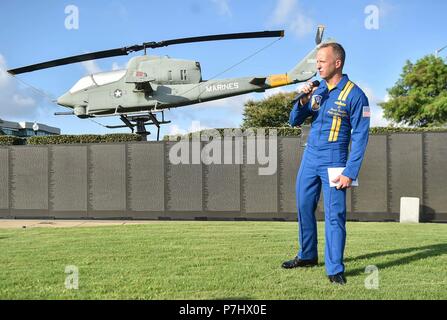 180703-N-UK 306-1007 Pensacola, Florida (3. Juli, 2018) Leutnant David Gardner, der Public Affairs Officer für die US-Navy Flight Demonstration Squadron, die Blue Angels, spricht Blues während der 'in der Stadt' am Veterans Memorial Park in Pensacola, Fla. Die Veranstaltung bot Gelegenheit für die Gemeinschaft zu treffen, Fragen zu stellen und Autogramme von Team Mitglieder anwesend. Der Blaue Engel sind geplant mehr als 60 Demonstrationen an mehr als 30 Standorten in den USA und Kanada im Jahr 2018 durchzuführen. (U.S. Marine Foto von Mass Communication Specialist 2. Klasse Timothy Schumaker/Freigegeben) Stockfoto