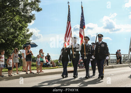 Ein Ohio National Guard gemeinsame Color Guard Märschen in die rote, weiße und BOOM! Parade Juli 3, 2018, in der Innenstadt von Columbus, Ohio. Mehr als 100.000 Zuschauer säumten die 1 Meile parade Route zum Tag der Unabhängigkeit zu feiern und zu sehen, Und danke, Militärdienst Mitglieder und Veteranen. Ohio National Guard Unterstützung für die Parade umfasste auch die 122 Army Band und Militärfahrzeugen. (Ohio National Guard Foto von Sgt. Joanna Bradshaw) Stockfoto