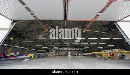 Elmendorf Aero Club der Allgemeinen Luftfahrt und in Privatbesitz befindlichen Flugzeuge im Hangar der Clubs am Joint Base Elmendorf-Richardson, Alaska, 28. Juni 2018 abgestellt. Der Verein hat mehr als 15 Mietbare Räume außerhalb zur Verfügung und fünf innen für persönliche Flugzeug storage. (U.S. Air Force Foto von Airman 1st Class Crystal A. Jenkins) Stockfoto