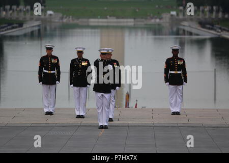 Chief Warrant Officer 2 Richard Woodall, Parade Adjutant, führt "Schwert" während einer Dienstag Sonnenuntergang Parade am Lincoln Memorial, Washington D.C., den 3. Juli 2018. Der Ehrengast für die Parade war Vice Adm. Walter E. "Ted" Carter, 62 Betriebsleiter des US Naval Academy und das Hosting offizielle war Generalleutnant Robert S. Walsh, Kommandierender General, Marine Corps Combat Development Command und der stellvertretende Kommandant, Bekämpfung Entwicklung und Integration. (Offizielle US Marine Corps Foto von Cpl. Damon Mclean/Freigegeben) Stockfoto