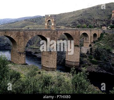 PUENTE DE ALCANTARA CONSTRUIDO ENTRE LOS AÑOS 104 Y 106 - Puente Romano SOBRE EL Rio Tajo. Ort: Römische Brücke, Alcantara, CACERES. Stockfoto