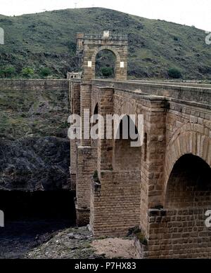 PUENTE DE ALCANTARA CONSTRUIDO ENTRE LOS AÑOS 104 Y 106 - Puente Romano SOBRE EL Rio Tajo. Ort: Römische Brücke, Alcantara, CACERES. Stockfoto