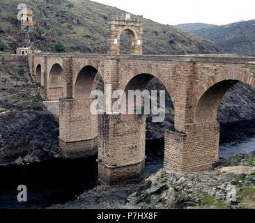 PUENTE DE ALCANTARA CONSTRUIDO ENTRE LOS AÑOS 104 Y 106 - Puente Romano SOBRE EL Rio Tajo. Ort: Römische Brücke, Alcantara, CACERES. Stockfoto