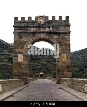 PUENTE DE ALCANTARA CONSTRUIDO ENTRE LOS AÑOS 104 Y 106 - Puente Romano SOBRE EL Rio Tajo - las mejores DEL ARCO CON EL TEMPLO AL FONDO. Ort: Römische Brücke, Alcantara, CACERES. Stockfoto